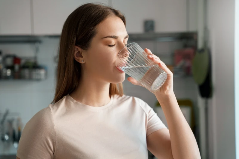خوردن و نوشیدن مواد غذایی پر آب برای هیدراته کردن پوست