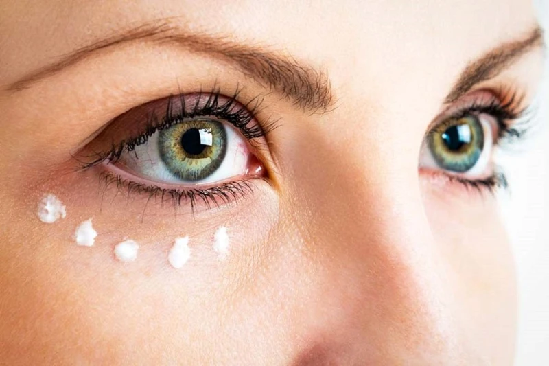 نحوه جلوگیری و درمان خشکی پوست زیر چشم